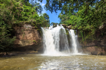 Fototapeta premium Wodospad Haew Suwat, Park Narodowy Khao Yai, Tajlandia