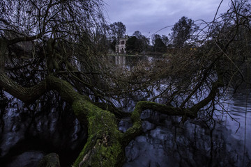 Die Moosburg im Schlosspark von Wiesbaden-Biebrich am frühen Morgen