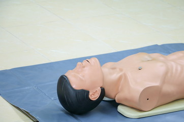 Naklejka premium medical dummy on CPR, in emergency refresher training to assist