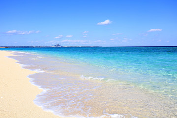 美しい沖縄のビーチと夏空
