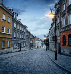 Fototapeta premium Ulica na starym mieście w Warszawie, Polska