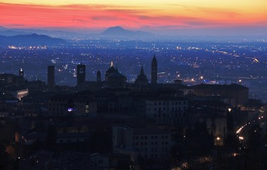 Fototapeta na wymiar Bergamo alta all'alba, Italia