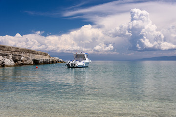 Motorboot auf Reede in Kalabrien
