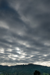 Dunkle Wolken im November am Himmel