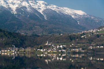 Fototapeta na wymiar Spiegelung auf dem Alpensee