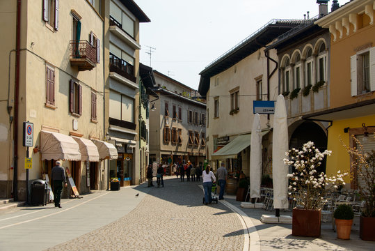 Einkaufsstrasse in Levico Terme
