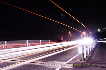 夜の道路の光跡