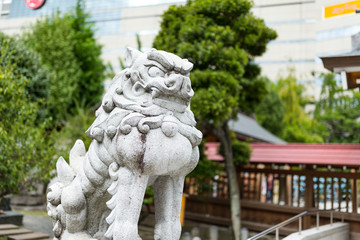 Obraz premium Lion statue in Japanese garden