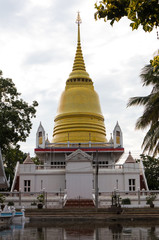 Fototapeta premium Golden pagoda with white building.