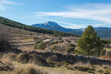 Fototapeta na wymiar Utsikt över Penyagolosa med snötäckt bergstopp