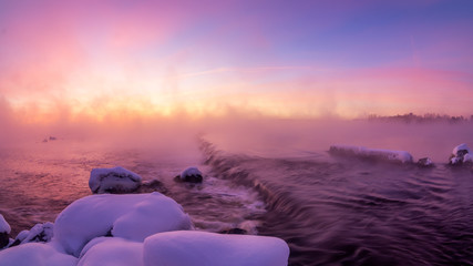 зимний утренний пейзаж на реке с туманом, Россия, Урал © 7ynp100