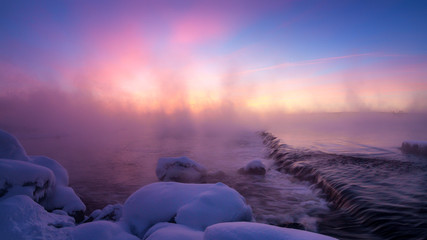 зимний утренний пейзаж на реке с туманом, Россия, Урал © 7ynp100