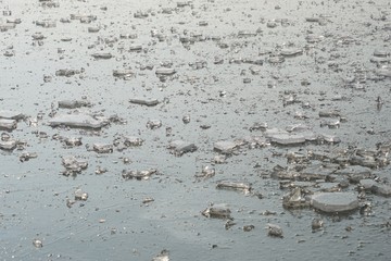 Eisschollen am zugefrorenen See