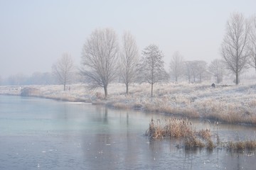 Winterlandschaft am See 