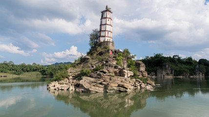 Stille Pagodeninsel in ruhigen Gewässern