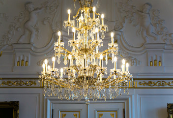 Kronleuchter im weißen Saal des Aachener Rathauses