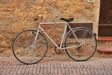 Fototapeta na wymiar Fahrrad an Hauswand