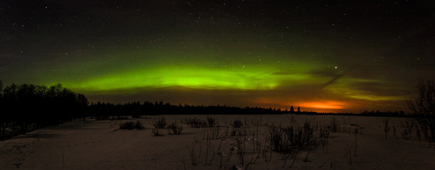Green arc of northern lights i winter