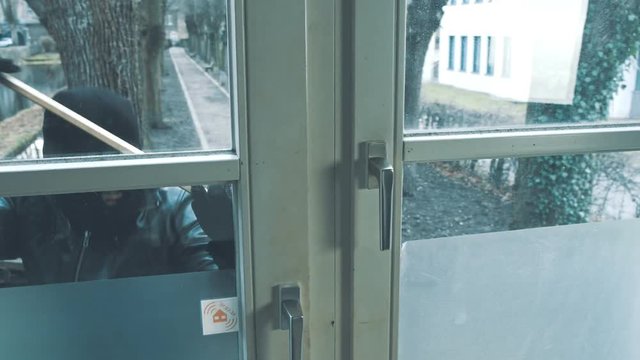 Einbrecher knacken haust&uuml;re und brechen ein