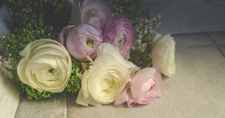 Fototapeta premium Romantische Blumendekoration, Ranunkel