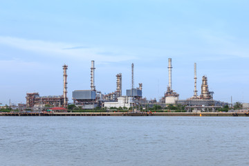 Fototapeta na wymiar Oil refinery on water front