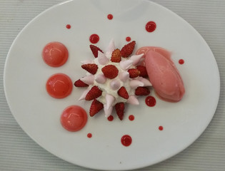 Dessert glacé aux fraises des bois