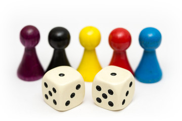 Reihe aus bunten Spielsteinen mit Würfel