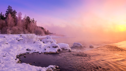 зимний утренний пейзаж на реке с туманом, Россия, Урал © 7ynp100