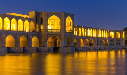 Cercles muraux Pont Khadjou ISFAHAN, IRAN - 28 AVRIL 2015 : personnes non identifiées se reposant dans t