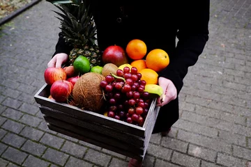 Poster Fresh fruit delivery in wooden grocerie box  © foximages