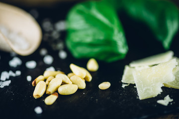 Pinienkerne mit Basilikum und Parmesan Käse