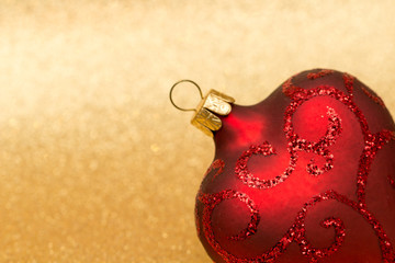 Weihnachtsbaum Anhänger vor goldenem Hintergrund