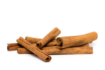 getrocknete Zimtstangen freigestellt auf weißem Hintergrund