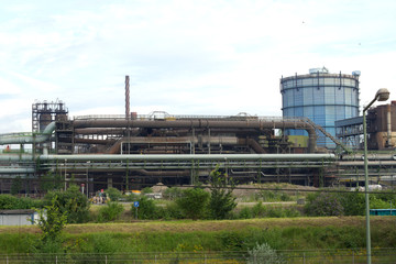 Obraz premium Gasometer mit Rohrleitungen