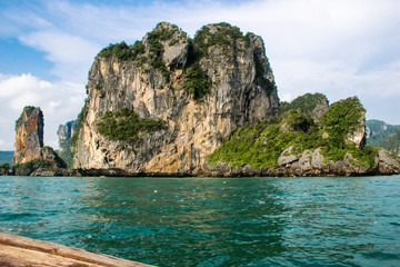 Naklejka na ściany i meble Felsenküste einer Insel in Krabi, Thailand 