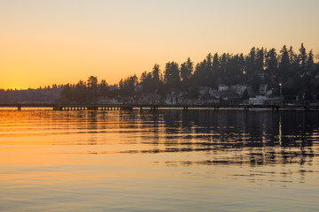 Naklejka premium A pier over a lake in a winter sunset at Juanita Bay Park, Kirkland, Washington