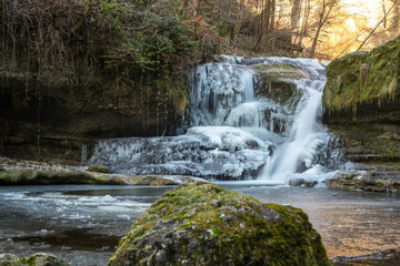 Wasserfall im Winter mit Eis