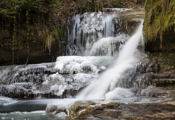 Wasserfall im Winter mit Eis