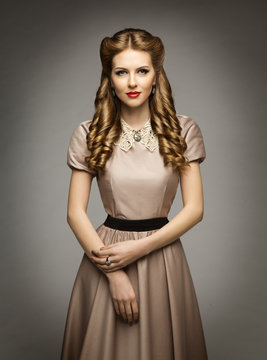 Woman Victorian Historical Age Dress, Beautiful Curly Hairstyles, Brown Clothes with Collar