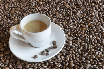 Espressotasse und Kaffeebohnen