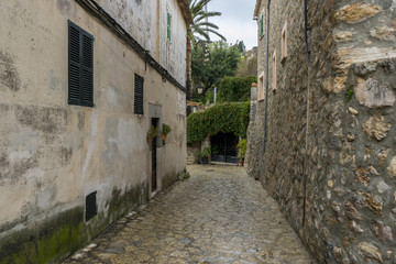 Fototapeta na wymiar rustic, flowerpots street in the tourist island of Mallorca, Val