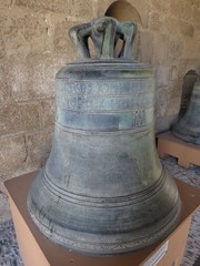 Obraz premium Pyrénées-Orientales - Palais des rois de Majorque - Ancienne cloche de la Chapelle