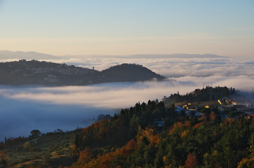 Fototapeta na wymiar Fog in the valleys near Florence at sunrise.