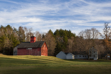 Obraz premium Red Barn in a New England Landscape