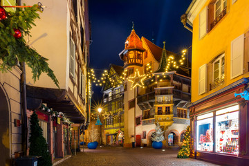 Fototapeta na wymiar Maison Pfister in old town of Colmar, decorated and illuminated at christmas time, Alsace, France