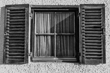 Altes Fenster mit Holzladen