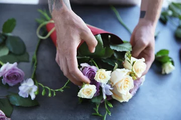 Crédence de cuisine en verre imprimé Fleuriste Male florist making bouquet at flower shop