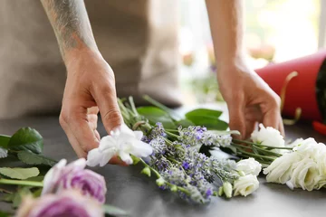 Crédence de cuisine en verre imprimé Fleuriste Fleuriste masculin faisant le bouquet au magasin de fleur
