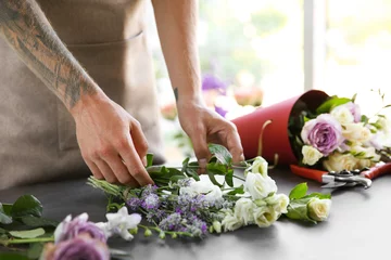 Crédence de cuisine en verre imprimé Fleuriste Fleuriste masculin faisant le bouquet au magasin de fleur