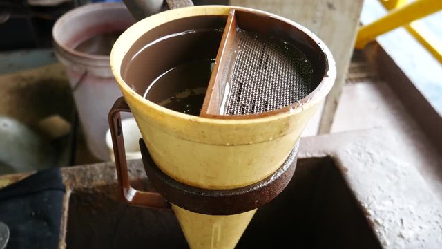 Measure mud viscosity with Marsh funnel viscometer - drilling fluid equipment
